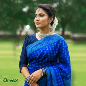 ঐতিহ্যের ছোঁয়া: নীল মসলিন জামদানি শাড়ি